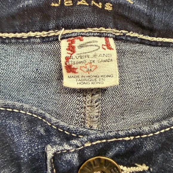 Silver Jeans Women's Santori Dark Blue Capri jeans.
Inseam is 24.5” - Picture 6 of 7